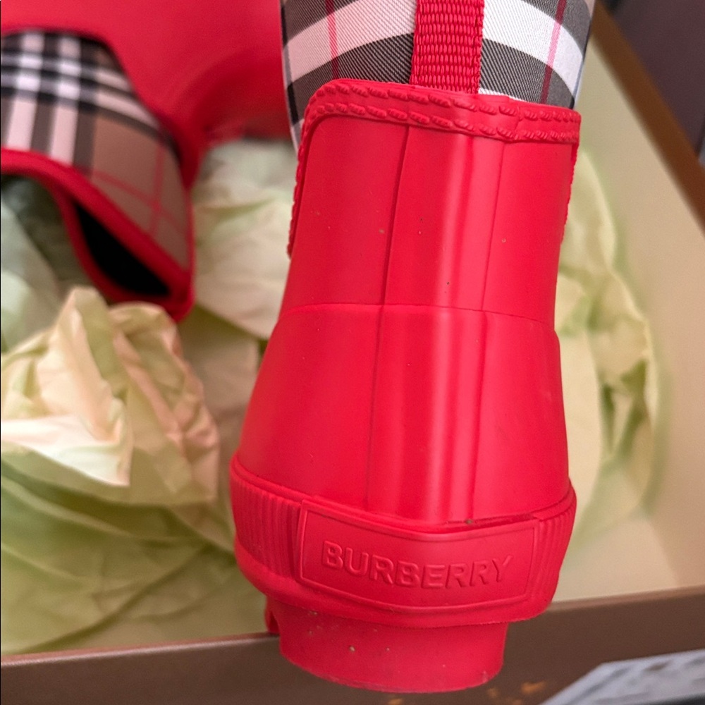 Burberry Kids Red Boots with Check Design - Picture 3 of 3